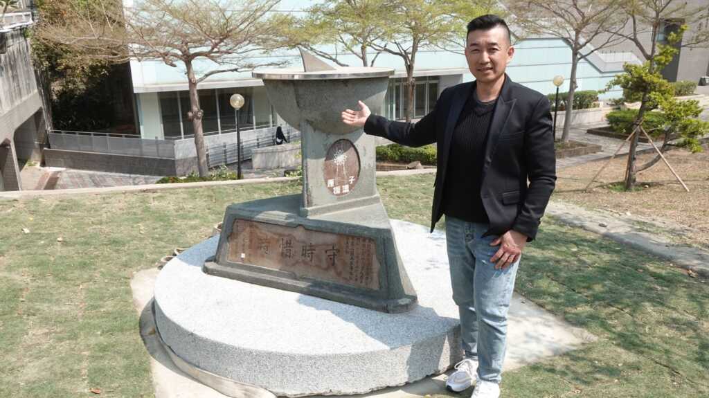 ▲花蓮鄭家正山土雞肉業者鄭元漳表示，當初以約3萬元購得日晷，如今無償捐出，事實上，我今天創造的價值已遠比3萬更多了，至少在我孩子裡面，我已經種下一個善良的種子或捨得種子。（記者林明佑攝）